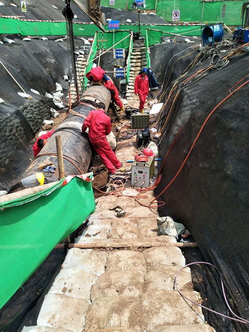 三聯(lián)磁電管道消磁-東北石油換管作業(yè)區(qū)-管道消磁機對管口消磁中